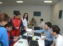 Делегации различных стран проходят аккредитацию на Кубок мира по прыжкам на батуте в Баку. Азербайджан, 3 март, 2016 